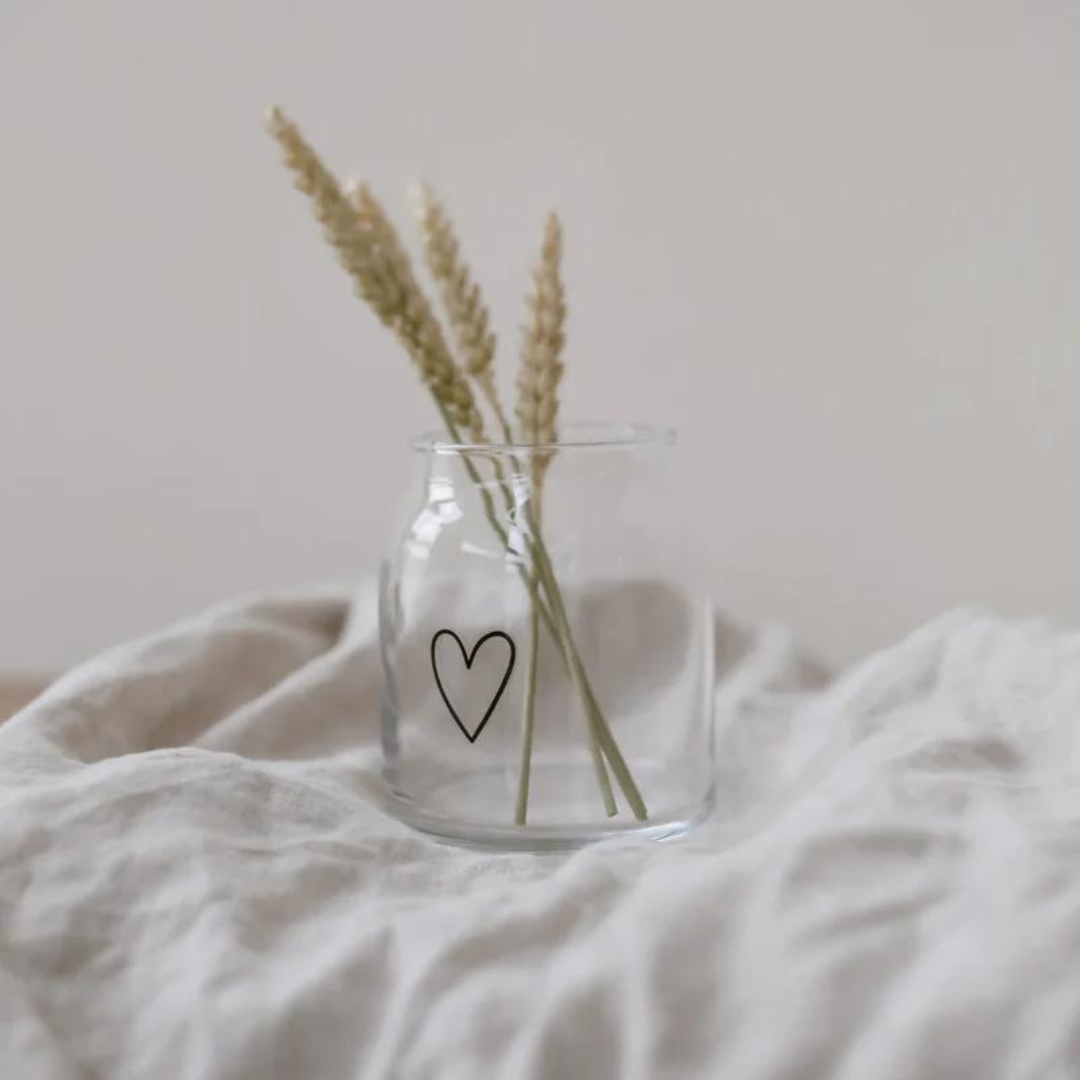 Vase aus Glas mit Herz
