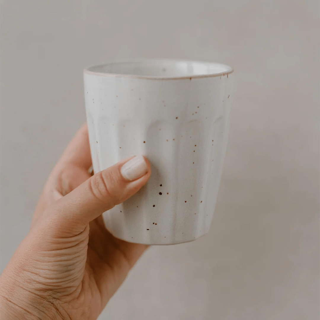 Kaffeetasse weiss mit kleinen Punkten, ein Muss für Kaffeeliebhaber