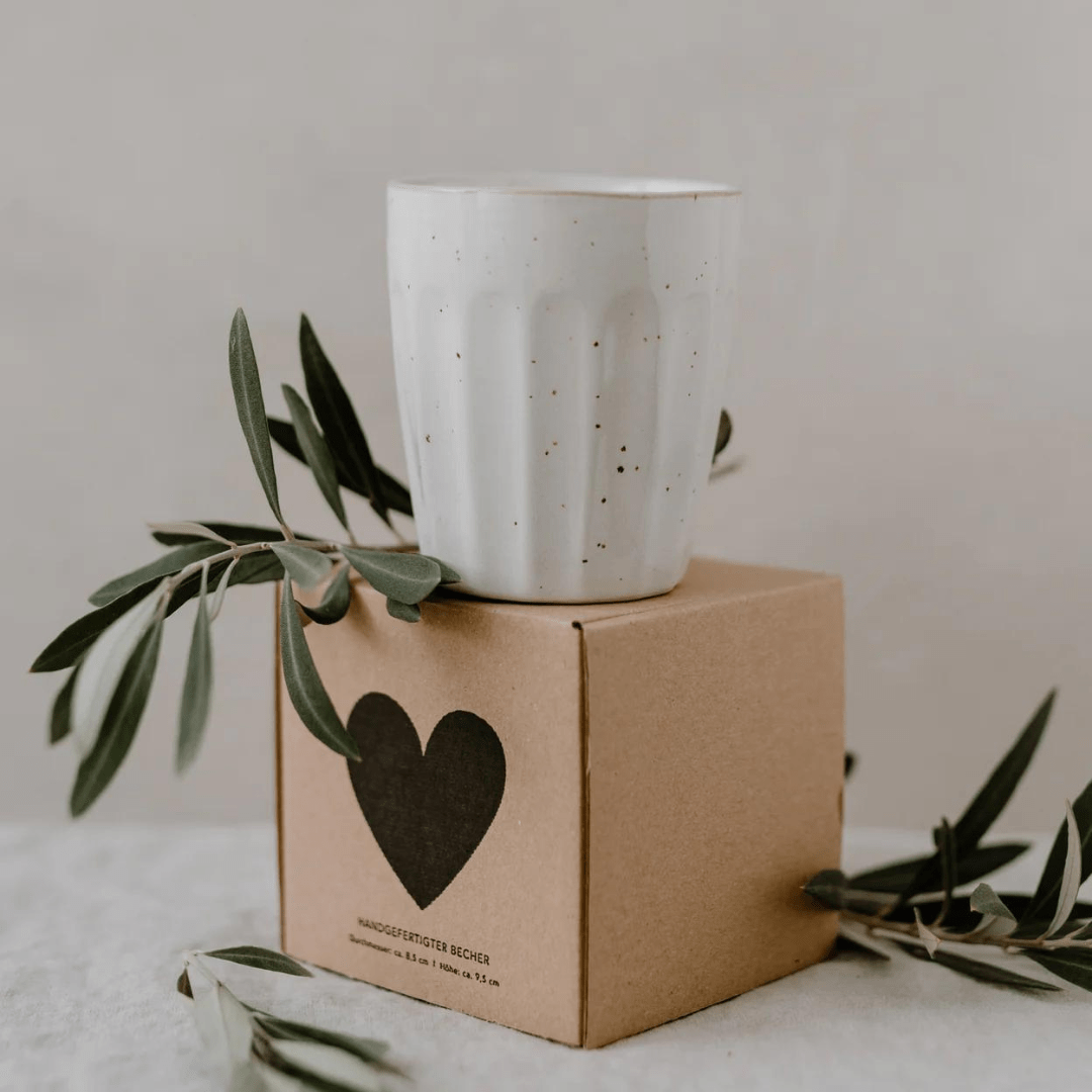 Kaffeetasse weiss mit kleinen Punkten, in toller Geschenksverpackung