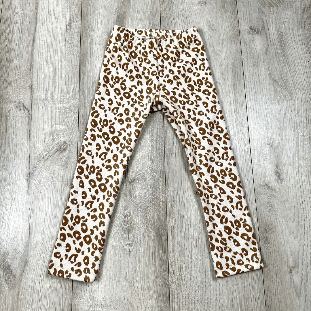 Weisse Leggins im braunen Leoparden Muster