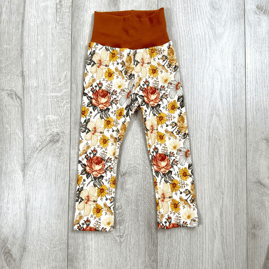 Weisse Leggins mit Orangen, braunen Blüten - ein Mädchentraum