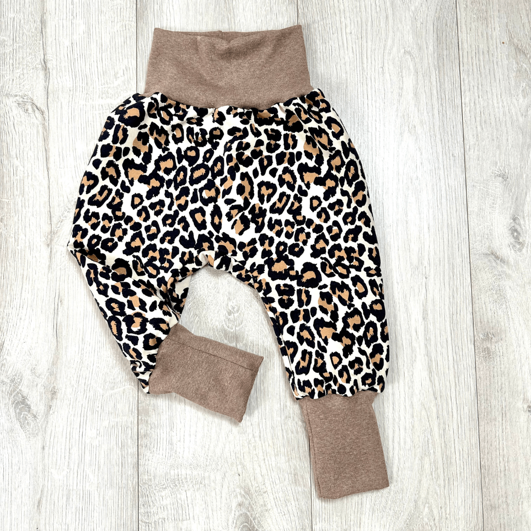 Leopardenlook mit braunen Bündchen