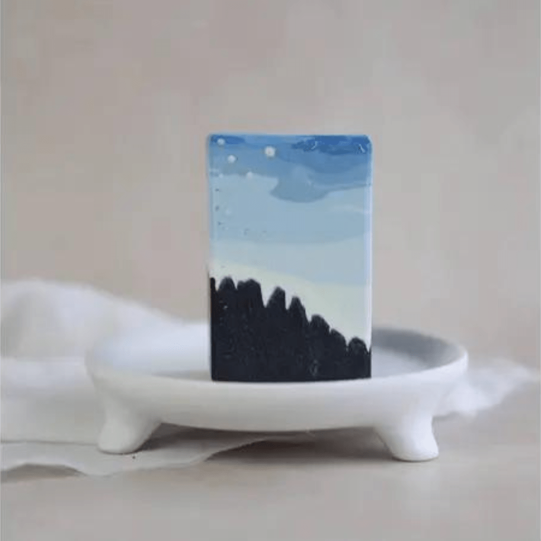 handgemachte Seife mit blauem Himmel und dunklem Vordergrund, Berge/wälder